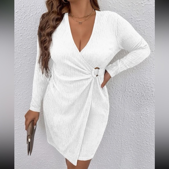 Luxe plus size O ring detail wrap dress - Picture 6 of 8